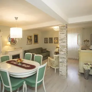 Antica With Yard & Bbq Apartment Split